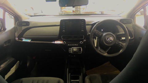 コンパクトハイブリットカー1台入庫しました。