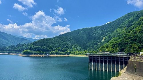 晴れの日にドライブ　奥多摩湖で気持ちをリセット